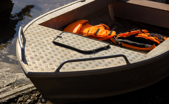 Путешествие на лодке через Атлантический океан чуть не закончилось трагедией из-за рыбы Путешествие на лодке через Атлантический океан чуть не закончилось трагедией из-за рыбы