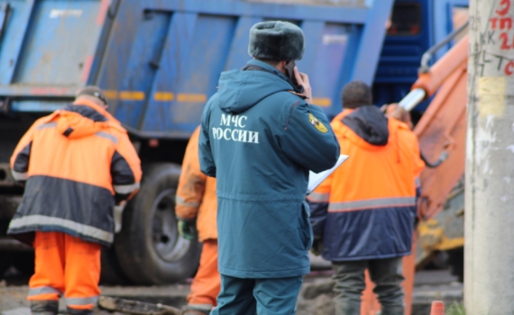 Спасатели МЧС разбирают взорвавшийся дом в Красногорском