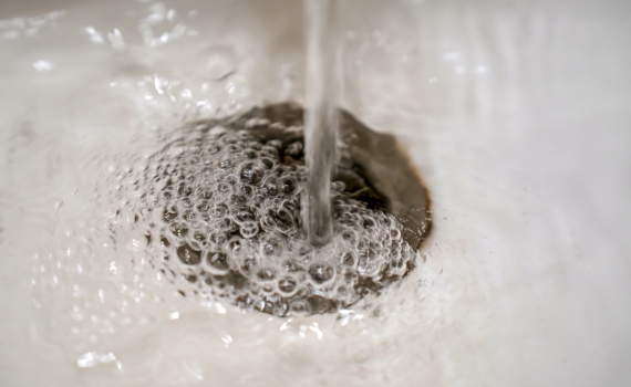 Незамерзающий водопровод по правилам: как не стать соседом, который вечно борется со льдом в трубах Незамерзающий водопровод по правилам: как не стать соседом, который вечно борется со льдом в трубах