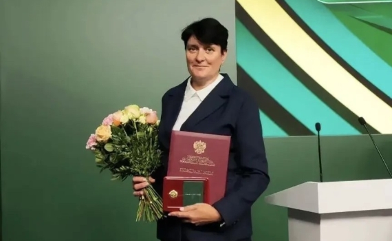 Министр сельского хозяйства РФ вручила почетную награду доярке из Томской области Министр сельского хозяйства РФ вручила почетную награду доярке из Томской области